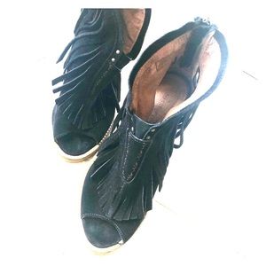 Super cute suede peep toe shoes with fringe.